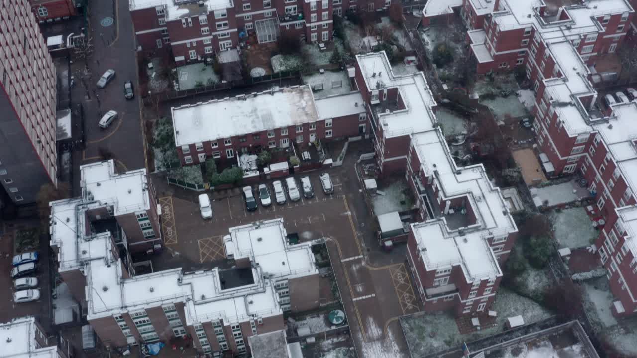 폭설로 뒤덮인 런던 주택가 상공에 공중 드론이 총격을 가했다