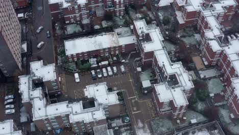 Drone-Aéreo-Tiro-Panorámico-Sobre-Londres-Residencial-Cubierto-De-Fuertes-Nevadas-De-Invierno