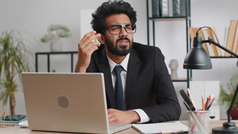 Indischer-Geschäftsmann-Besorgt-über-Finanzielle-Probleme,-Stress,-Geldschulden,-Budgetverlust,-Bankrott