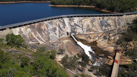 Antena-De-Un-Mural-Panorámico-Gigante-Pintado-En-Una-Represa-Activa-En-El-Oeste-De-Australia