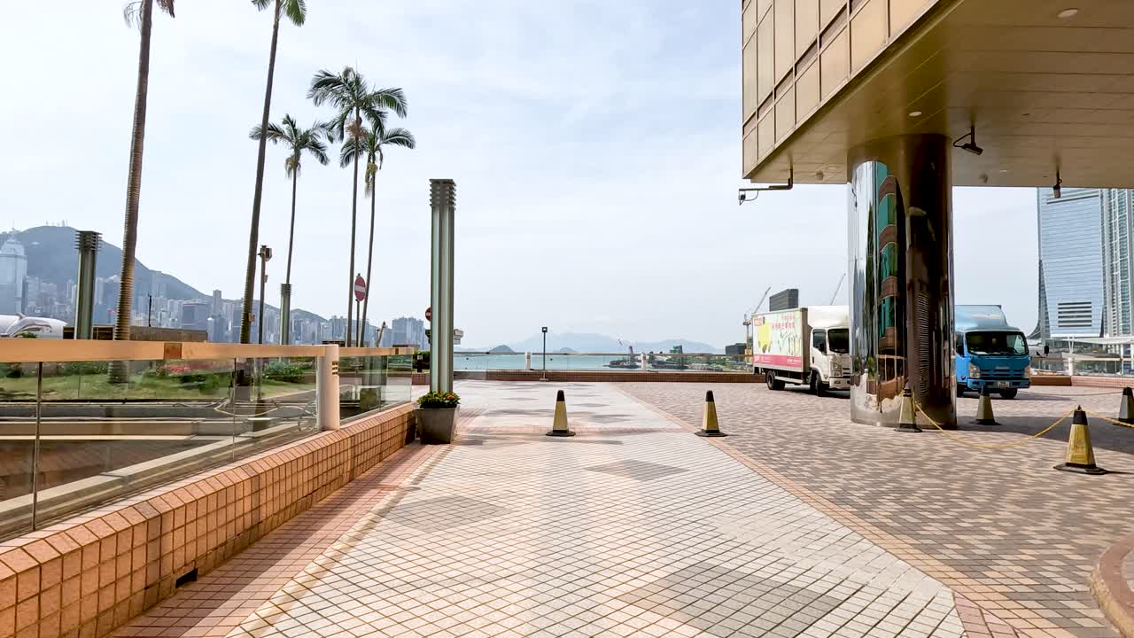 una vista pacífica de la orilla de hong kong