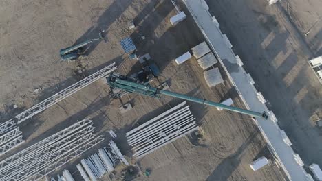 un dron disparó desde arriba de un sitio de construcción cerrándose sobre una grúa