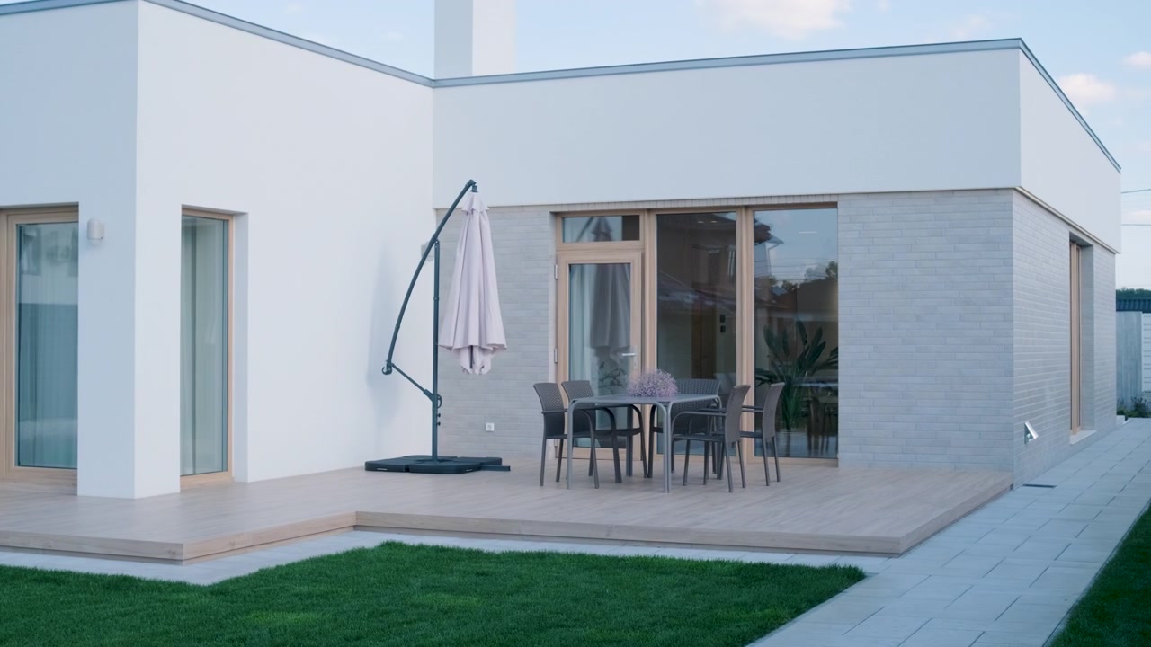 Esterno di una casa moderna con patio e giardino