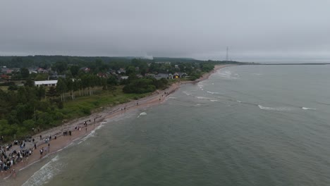 celebración de las vacaciones de verano en pavilosta, letonia