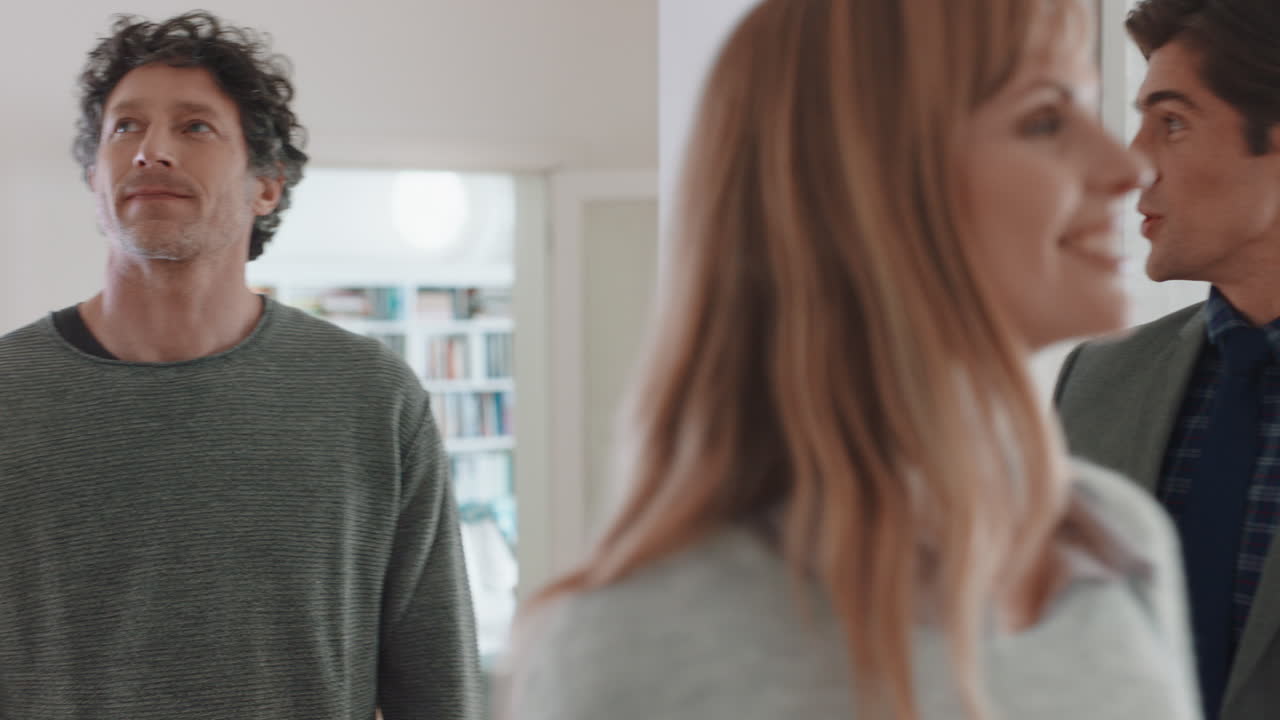 부동산 에이전트가 젊은 부부에게 새로운 집을 보여주고 부동산 투자를 제시합니다. 행복한 고객들이 부동산 에이전트와 손을 흔들고 성공적으로 집을 구입합니다. 4k 영상