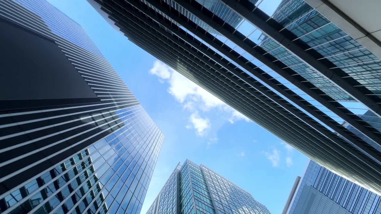 Wolkenkratzer erheben sich vor einem strahlend blauen Himmel in einer Stadtansicht
