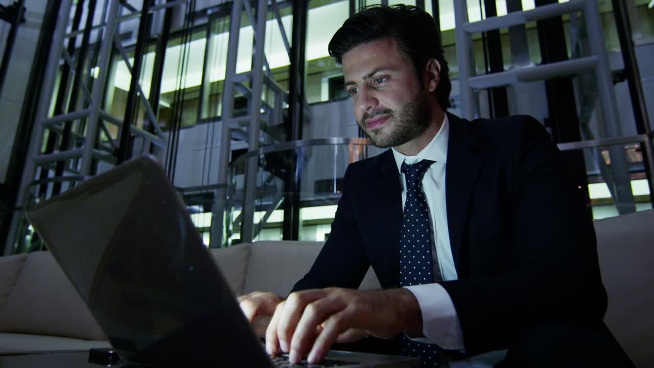 hombre de negocios del medio oriente trabajando con un dispositivo de computadora portátil