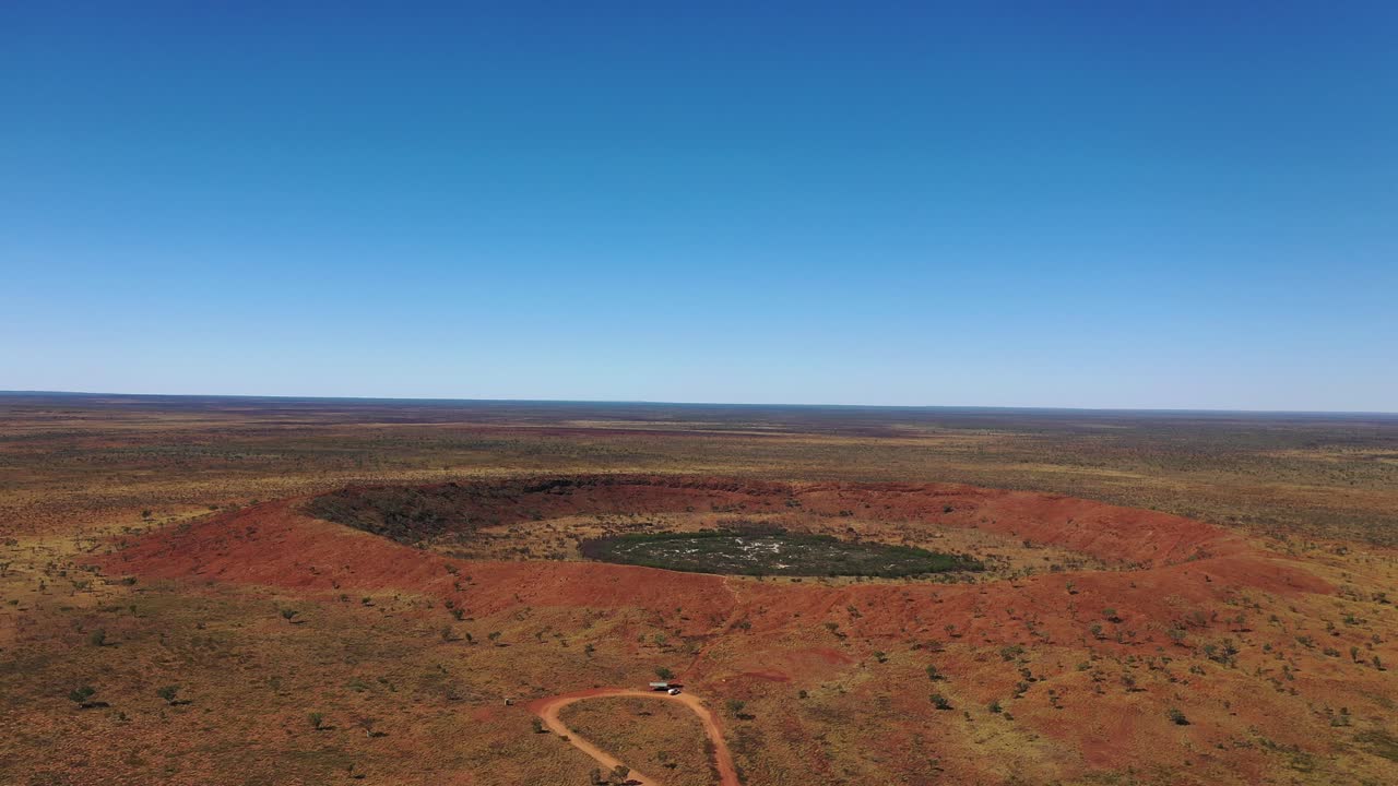 imágenes de drones del cráter wolfe creek, desierto de tanami, australia occidental