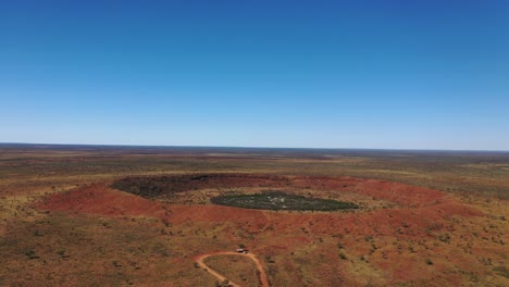 Drohnenaufnahmen-Des-Kraters-Wolfe-Creek,-Tanami-Wüste,-Westaustralien