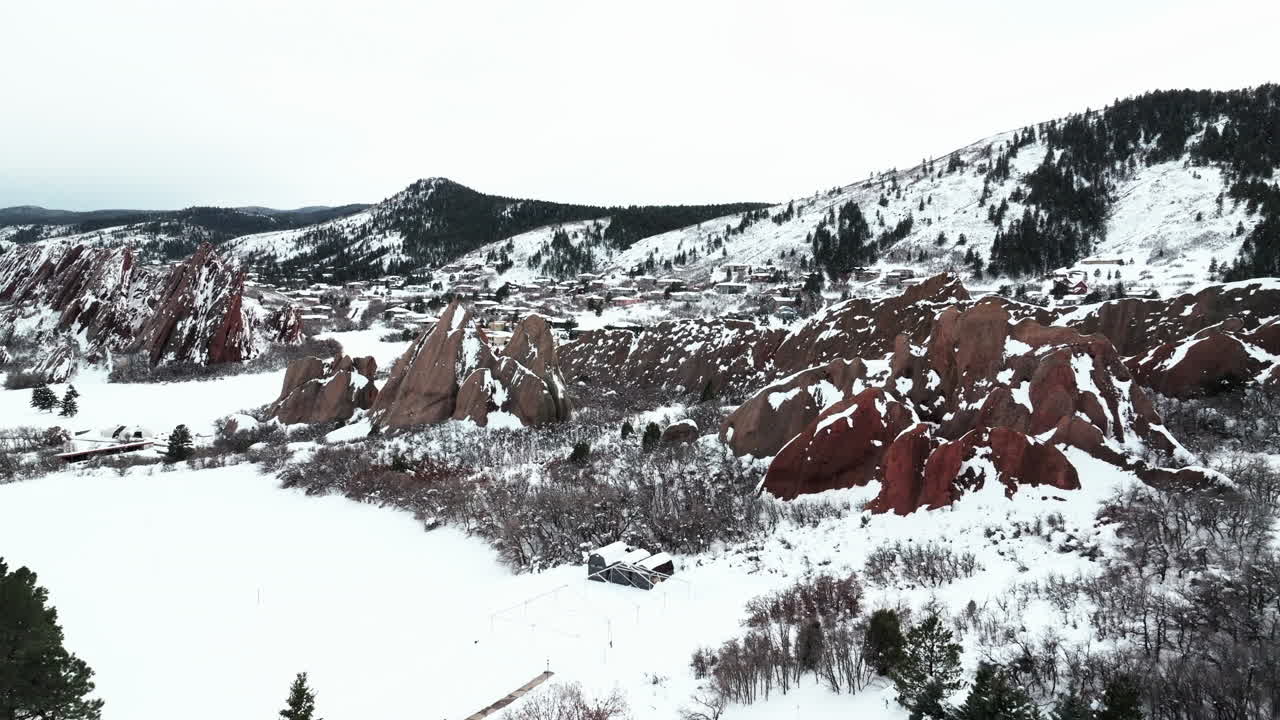 campo de golf del parque estatal de roxborough drone aéreo colorado frente de rango después del invierno primavera profundo polvo nieve fresca en dramáticas rocas rojas afiladas paisaje de montaña littleton denver movimiento hacia arriba