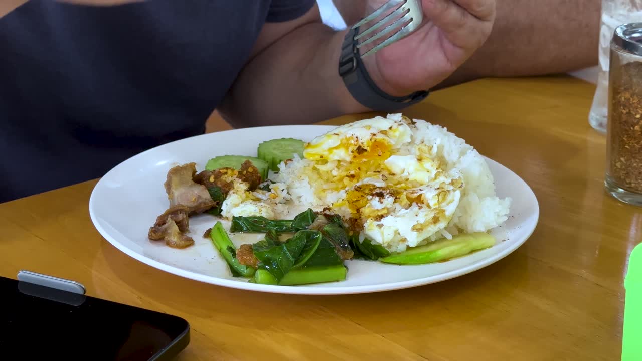 khao kheow 동물원에서 식사를 즐기고 있습니다.