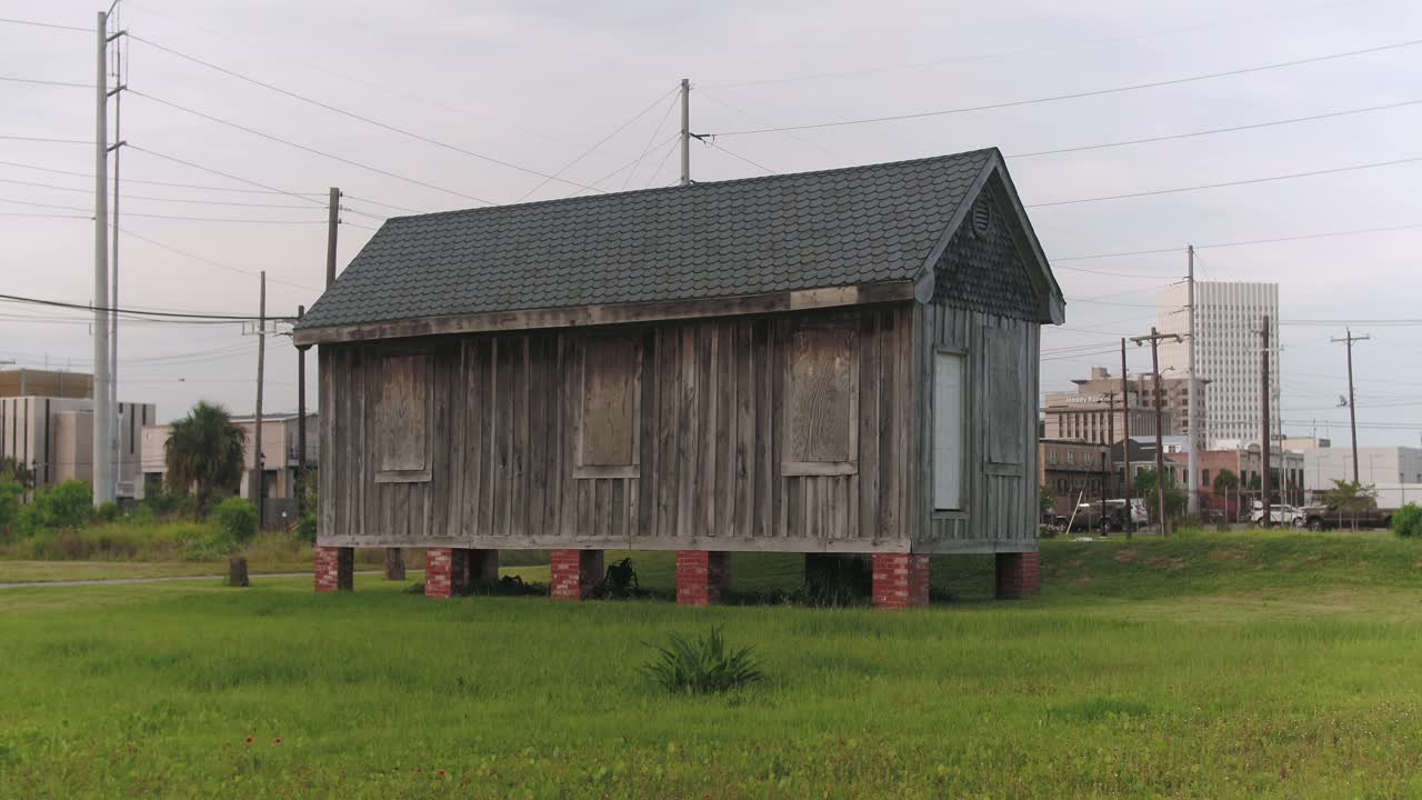 텍사스 주 갤버스턴에 있는 오래된 집의 낮은 각도 설정 샷