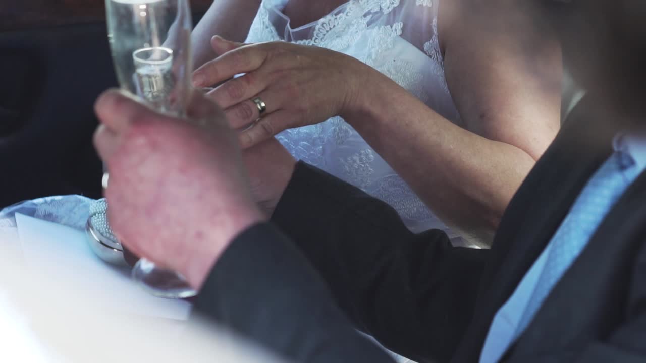 샴페인을 마시는 차에 앉아 있는 남편과 아내