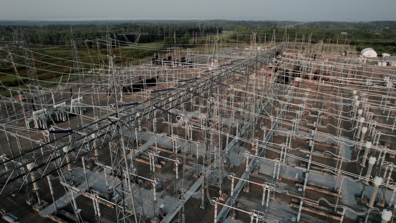 transformador de alta tensión en la central eléctrica