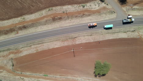 antena de arriba hacia abajo de un camión conduciendo por una carretera en las zonas rurales de kenia, áfrica