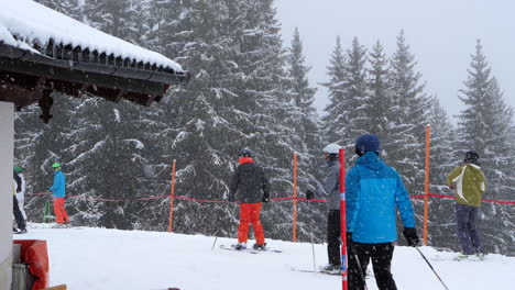 Esquiadores-Preparándose-Para-Esquiar-Durante-Las-Nevadas.-Estático,-Lento