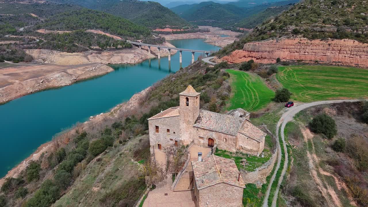 Sorvolando gli edifici a torre e il fiume di Rialb, Lleida in Spagna.