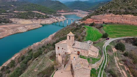 Volando-Sobre-Los-Edificios-De-La-Torre-Rialb-Y-El-Río,-Lleida-En-España