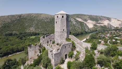 lucht stijgende kasteel ruïnes citadel počitelj in de balkan op een zonnige zomerdag