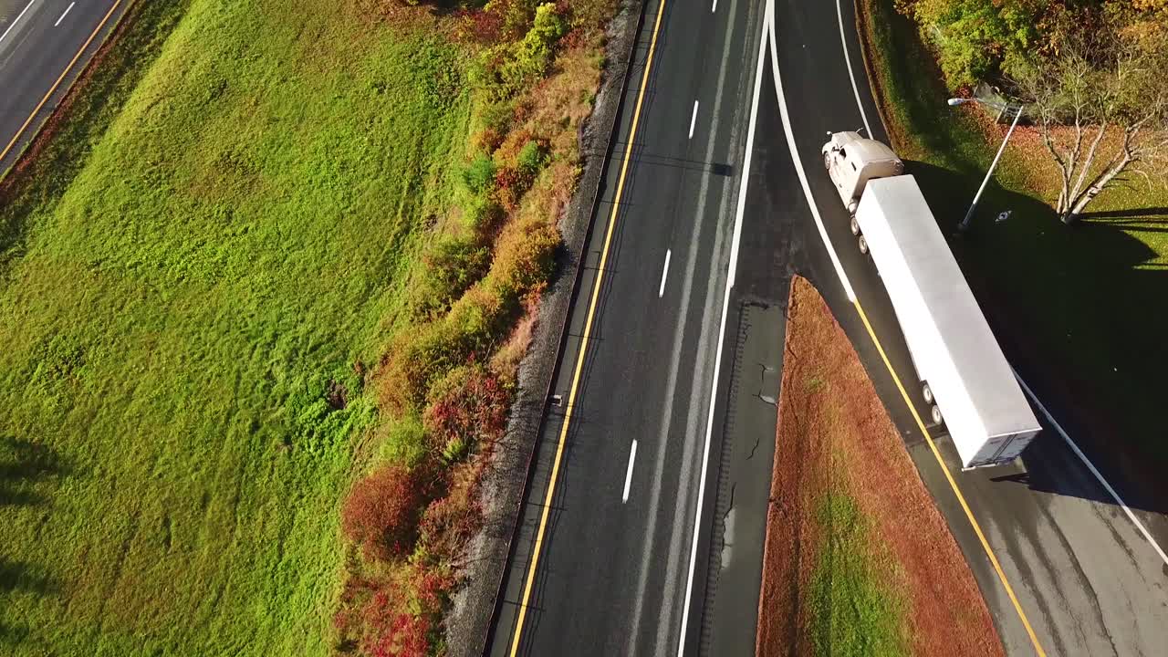 antena de un semi camión que viaja por una carretera a través de la niebla en otoño 1