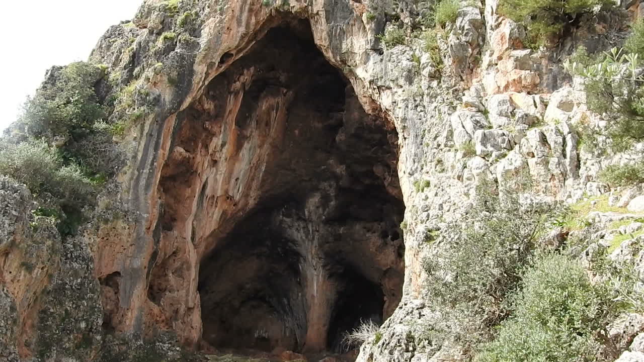 vista a la entrada de la cueva natural en la región de montaña taza, marruecos