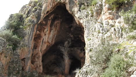 vista a la entrada de la cueva natural en la región de montaña taza, marruecos