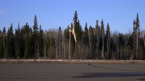 Manga-De-Viento-Rota-En-El-Poste-En-El-Aeropuerto-De-Fort-Saint-James-En-Columbia-Británica,-Canadá