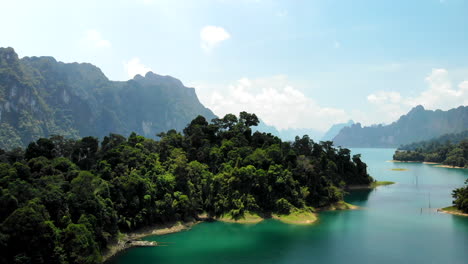 vuelo de drones sobre un hermoso lago rodeado de montañas