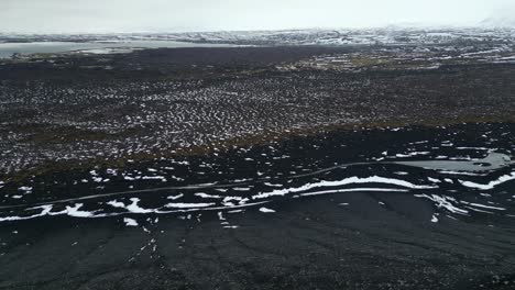 Schwarze-Lavalandschaft,-Island.-Drohnenpanorama-Aus-Der-Luft