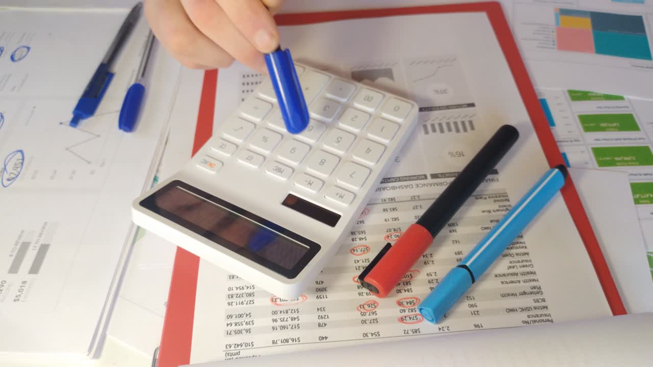 primer plano de la mano del hombre usando la calculadora 4k