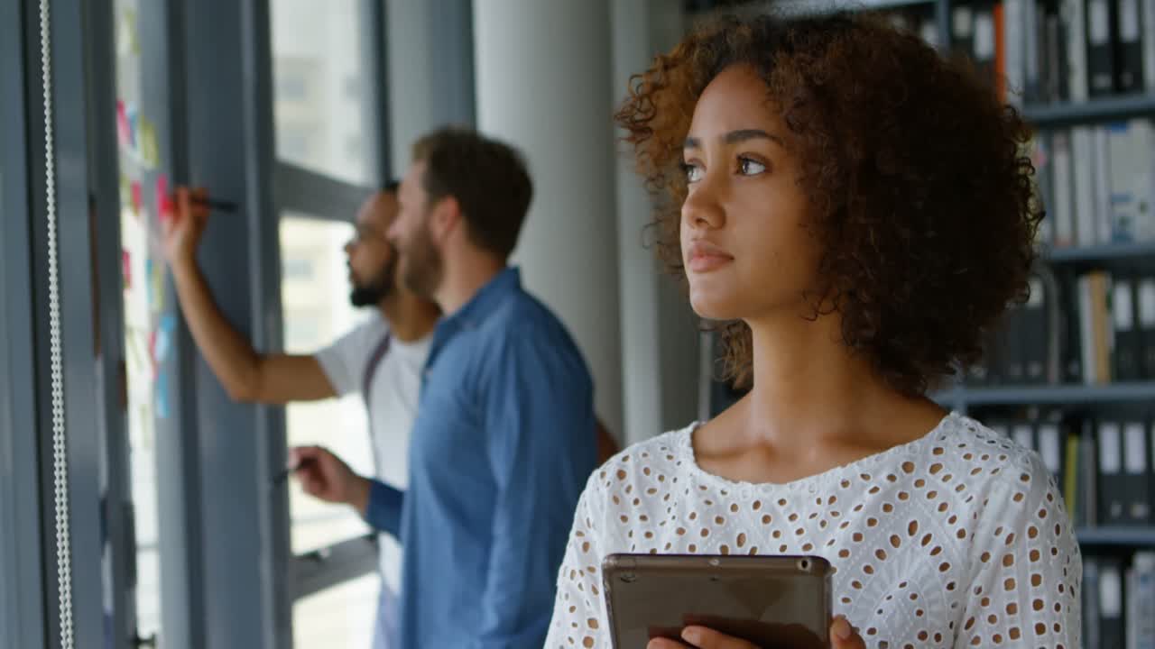 arquitecta usando una tableta digital 4k