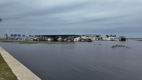 Idyllischer-Strand-Mit-Bewölktem-Wetter-über-Ruhigen-Meereswellen