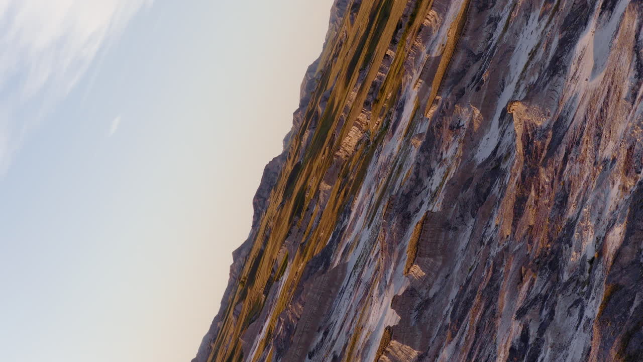 Drone cattura aspre cime di calanchi sullo sfondo di orizzonti infuocati al tramonto