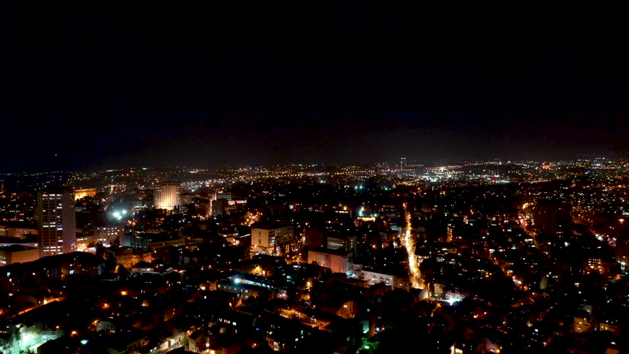 예루살렘 상공에서 아내린 공중 비행기 야간 조명 도시 중심부