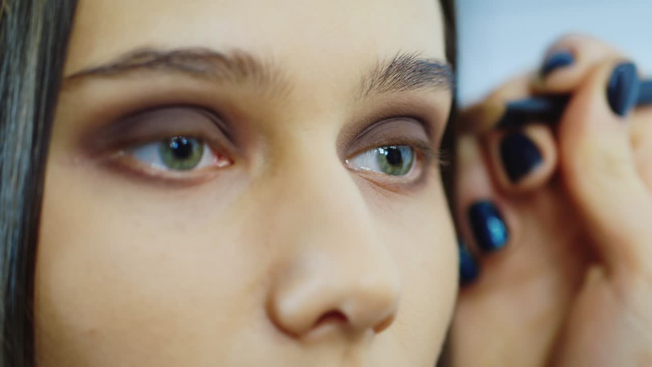 maquillaje de mujer joven maquilladora en un estudio 6