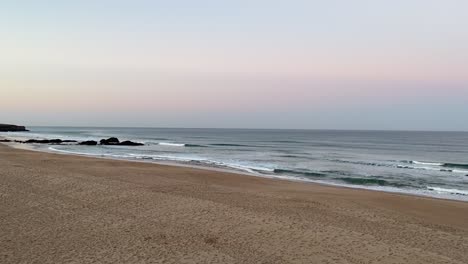 Ein-Langsamer-Eintritt-In-Den-Strand-Zur-Goldenen-Stunde