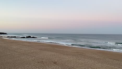 una entrada lenta a la playa en hora dorada