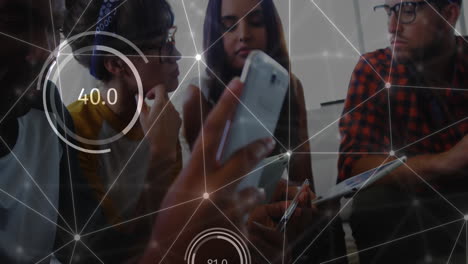 animación de datos y red de conexiones entre diversos empresarios que utilizan tabletas