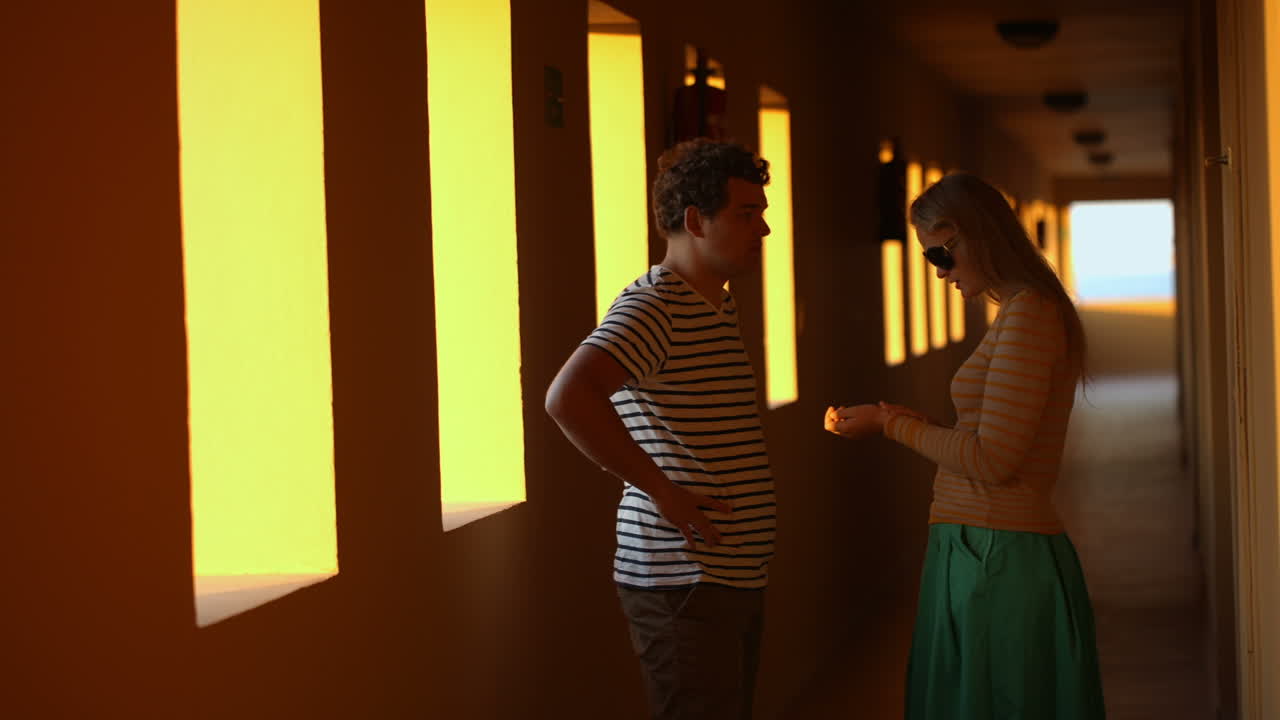 hablamos en el pasillo del hotel.