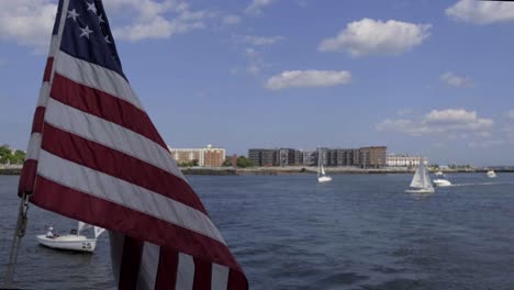 Flagge-Im-Wind-Am-Hafen-Von-Boston