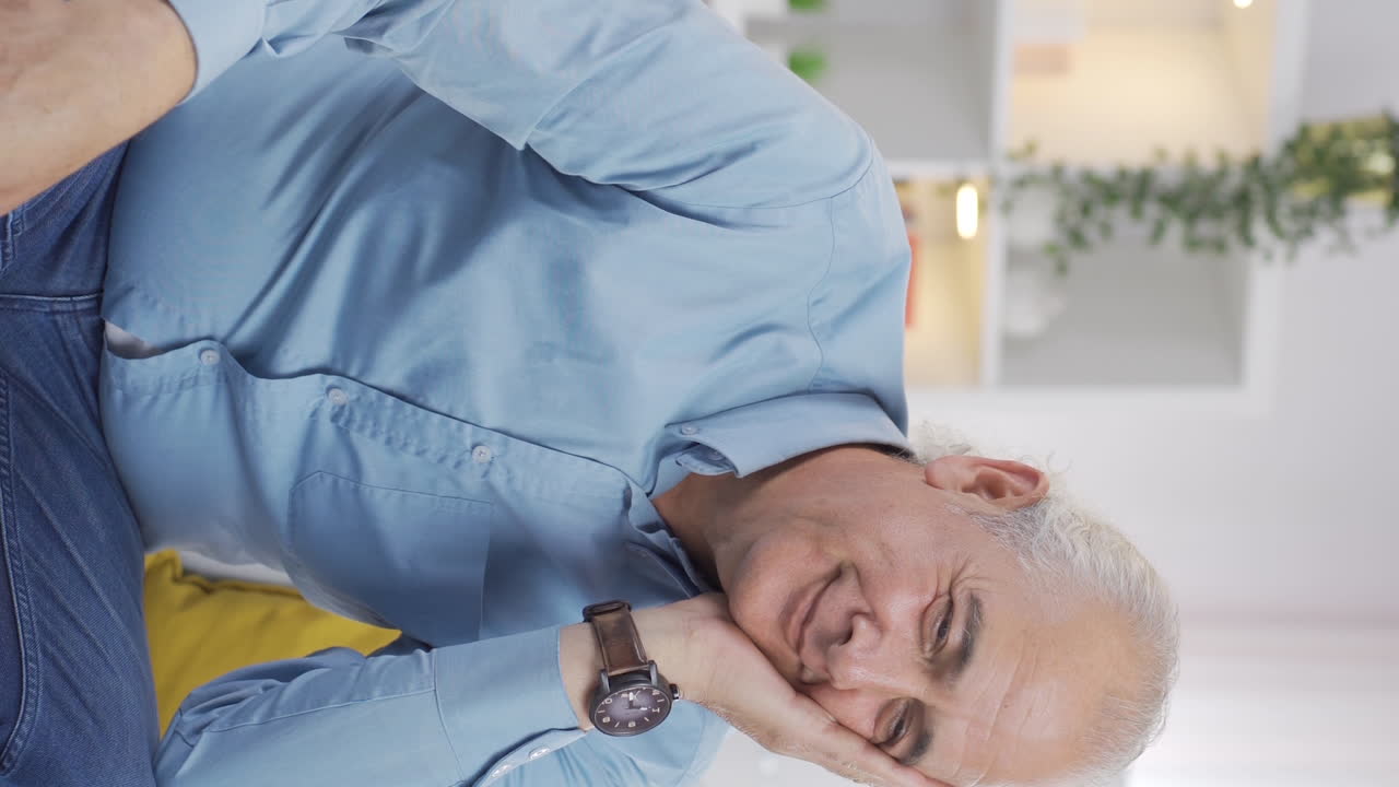 video vertical de un anciano pensando en recuerdos felices.