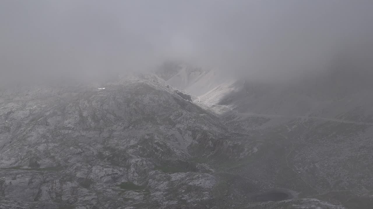 paisaje montañoso rocoso y brumoso