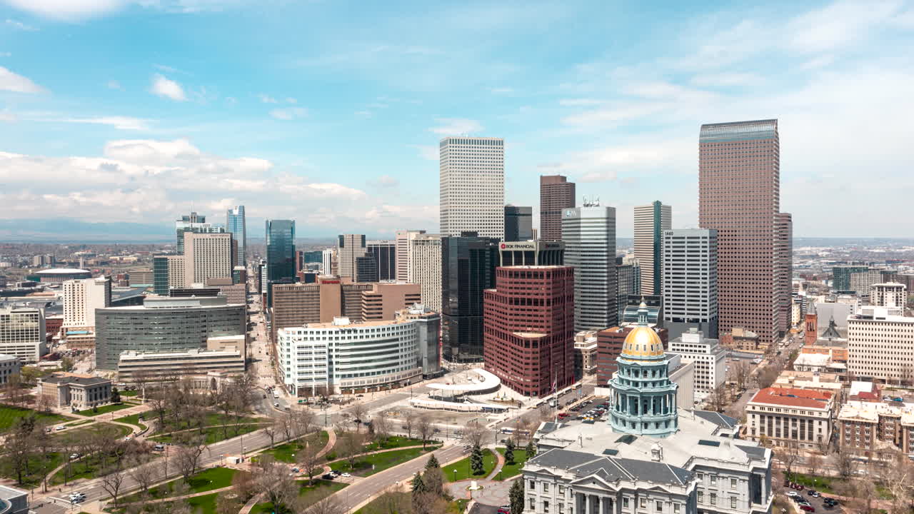 воздушный таймлапс с облетом небоскребов центра города денвер, колорадо
