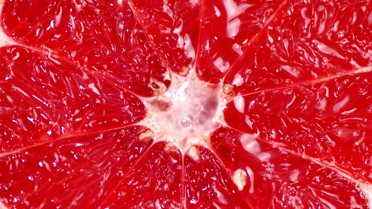 익은 그레이프프루트 조각과 함께 주스를 흘리세요.