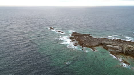 Vista-Aérea-Panorámica-Del-Océano-Y-La-Costa-Con-Una-Pequeña-Ciudad