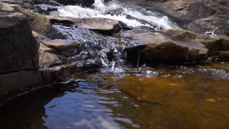 El-Agua-Fresca-Y-Clara-Del-Río-Que-Fluye-Sobre-Las-Rocas