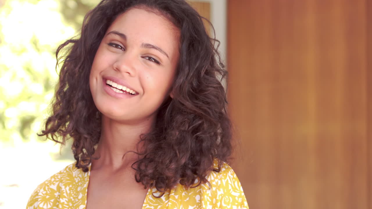 mujer atractiva sonriendo a la cámara