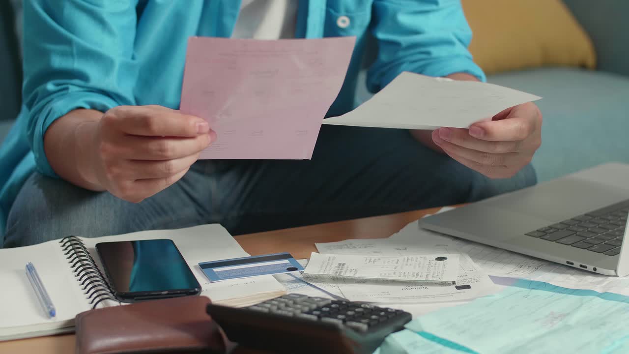 cerca de la mano del hombre sosteniendo los billetes