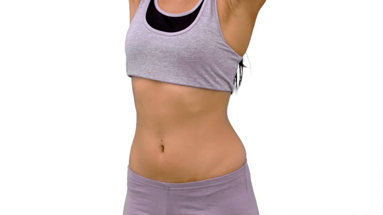 mujer en forma levantando los brazos