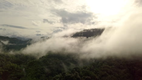 Vista-Aérea-Volando-A-Través-De-La-Mañana-Lluvia-Cubierta-De-Nubes-Selva-Tropical-Paisaje-Montañoso-Durante-La-Temporada-De-Lluvias-En-El-Parque-Nacional-Reservado-De-La-Montaña-Doi-Phuka-El-Norte-De-Tailandia